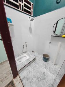 巴佐Homestay Umar Homestay Tilam Hotel的一间带水槽和镜子的浴室