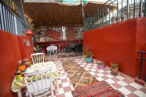 非斯Riad Fez Hostel的大楼内带桌椅的庭院