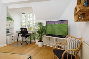 伦敦Lovely Apartment in Victoria Park Village的客厅设有壁挂式平面电视。