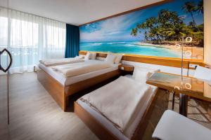 埃尔丁Apartments in Erding - Oberbayern 36757的一间卧室配有两张床,海滩画