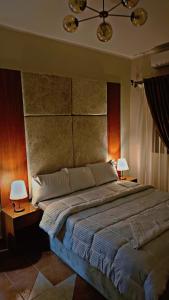 开罗Solima pyramids inn的一间卧室配有一张大床和两盏灯。
