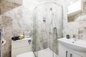 伦敦London Bridge 2 Bed Apartment - Sleeps 3的带淋浴、卫生间和盥洗盆的浴室