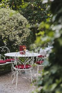 巴黎蒙马特高地特别酒店的花园里的一排桌椅