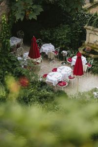 巴黎蒙马特高地特别酒店的花园里一组桌子和遮阳伞