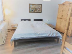 巴德加斯坦Holiday Home Landhaus St- Georg-9 by Interhome的一张床上的蓝色毯子,放在房间里