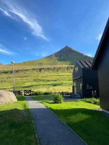 Við GjógvOkkara summarhús við Gjógv - Luxury cottage - Unique location的山地房子