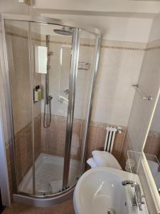 罗马太平洋酒店的带淋浴和盥洗盆的浴室