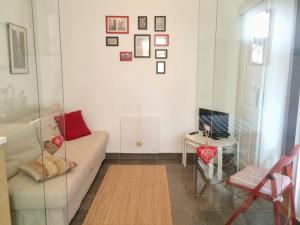 里斯本Casinha da Estrela的客厅配有沙发和桌子