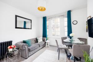 伦敦London Bridge 2 Bed Apartment - Sleeps 3的客厅配有沙发和桌子