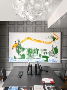 苏黎世Boutique & Art Hotel Helvetia的墙上画的桌子
