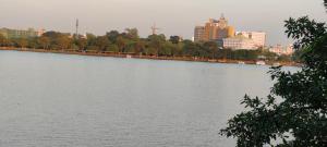 EtulkotteJays Guest, Diyatha Uyana的一大片水体,城市背景