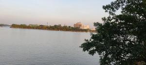 EtulkotteJays Guest, Diyatha Uyana的一大片水体,城市背景