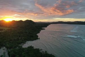 New BusuangaMiley Lodging Restobar的日落时分的海洋空中景观