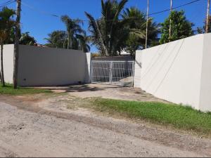皮拉西卡巴Chacara Oliva的道路一侧有门的白色围栏