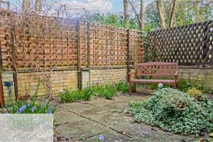 牛津Bohemian Haven Guesthouse的花园内带长凳的木栅栏