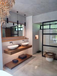 利隆圭Green Elephant的浴室设有2个水槽和镜子