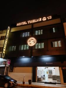 关丹Alia Express Hotel Twelve a12 Kuantan的建筑一侧有标志的酒店