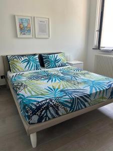 墨西拿Farau B&B的一张带色彩缤纷的被子和枕头的床