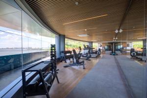 阿雷格里港DoubleTree by Hilton Porto Alegre的健身房设有跑步机和大型玻璃墙