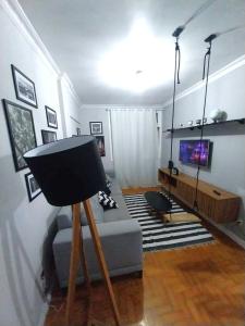 里约热内卢Apartamento próximo ao Rock in Rio的带沙发和电视的客厅