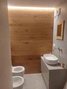 萨奥兹-杜尔克斯Sauze Apartment的浴室设有2个卫生间和水槽
