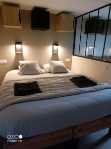 蓬塔穆松Aux pieds de la colline de Mousson的卧室内的一张大床,配有两个枕头