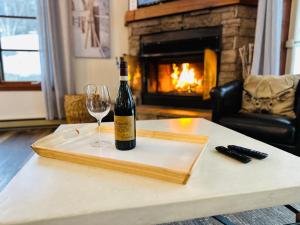 蒙特朗布朗Le Plateau by Tremblant Vacations的一瓶葡萄酒和一张桌子上的一杯