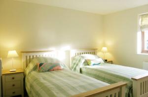 奥尔顿Maplescombe的配有两张床铺的小卧室,配有两盏灯