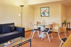 韦斯特尔堡Lindner Hotel Wiesensee的客厅配有沙发和桌椅
