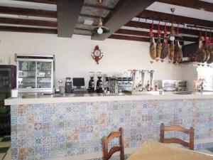 埃尔帕尔马Hostal Restaurante La Ilusion的一个带台面和无意的厨房