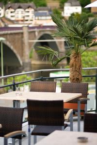 科赫姆拉巴亚酒店的一张桌子和椅子,后面是棕榈树