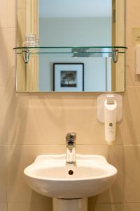 凯尼尔沃思Abbey Fields By Chef & Brewer Collection的一间带水槽和镜子的浴室