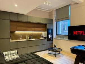 曼彻斯特Stunning Apartment in Manchester City Centre的带沙发、桌子和电视的客厅