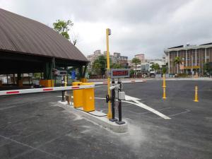 罗东镇米淇旅店 - 罗东馆 的大楼前方设有黄色路障的停车场