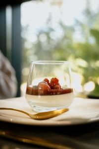 维拉·雷阿尔Borralha Hotel, Restaurante & Spa的盘子里放一碗草莓,盘子里放一个勺子