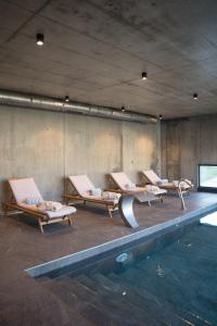 维拉·雷阿尔Borralha Hotel, Restaurante & Spa的一组躺椅,位于游泳池旁