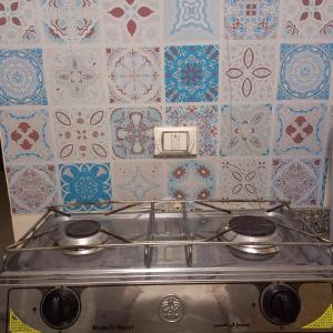 赫尔格达Chalet at Stella Makadi Beach的厨房里设有炉灶,墙上铺有瓷砖