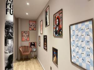 曼彻斯特Stunning Apartment in Manchester City Centre的墙上有一堆照片的走廊