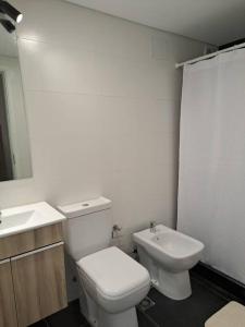 蒙得维的亚Nuevo, apartamento completo, opción parking, en Cordón Soho的白色的浴室设有卫生间和水槽。
