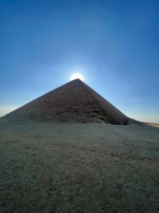 Kafret el-GabalHappy pyramids view的金字塔在田间中间