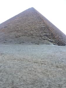 Kafret el-GabalHappy pyramids view的金字塔上金字塔的象形