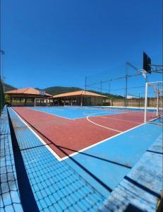 Condomínio Vista Atlântico - Apartamento Novo - Próximo à Praia - Vista Mar - Área de Lazer内部或周边的网球和/或壁球设施