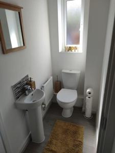 斯皮克Comfy home near airport的白色的浴室设有卫生间和水槽。