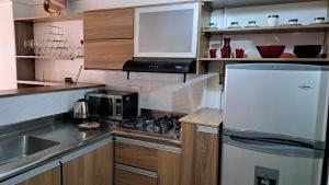 麦德林Laureles 401的一间带冰箱和水槽的小厨房