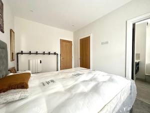 米德索莫诺顿Modern Luxury Apartment in Midsomer Norton High St的白色卧室配有一张白色的大床