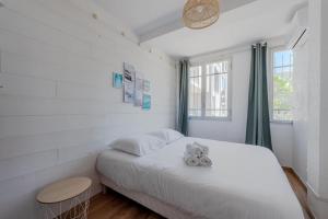 鲁西隆地区卡内The boheme chic - 200 meter from the beach-的卧室配有白色的床和窗户。