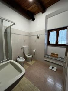FrassinettoLa Cürt Brandon的带浴缸、卫生间和盥洗盆的浴室