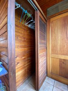 圣胡安拉拉古纳Lakefront Chalet的一间设有木镶板和木墙的桑拿浴室
