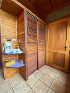 圣胡安拉拉古纳Lakefront Chalet的一间设有桑拿房和木门的房间