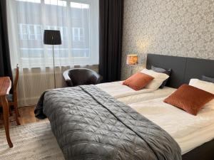 特罗尔海坦贝尔酒店的酒店客房设有两张床和窗户。
